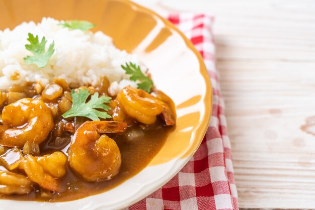 Camarão ao molho de caril com arroz