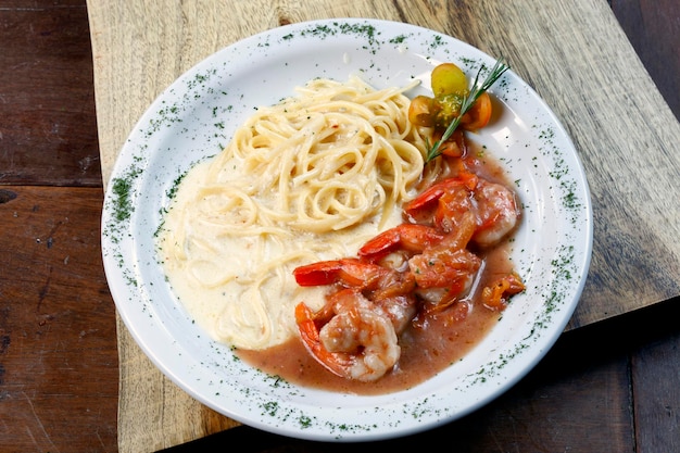 Camarão com macarrão e vinho branco