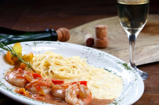 Camarão com macarrão e vinho branco