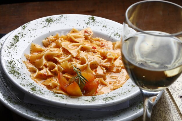 Camarão com macarrão e vinho branco