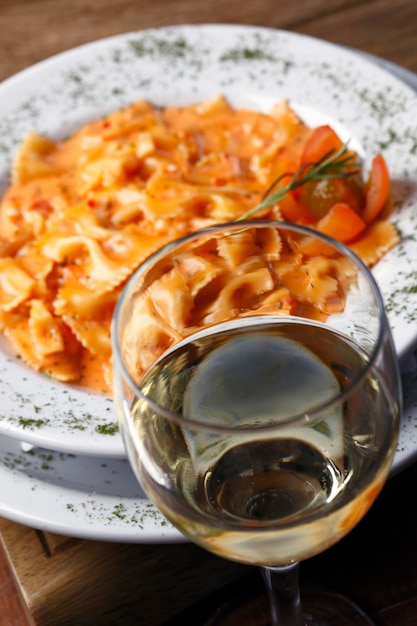 Foto camarão com macarrão e vinho branco