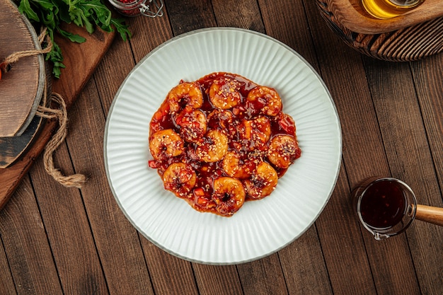 Camarão com molho doce e prato de sementes de gergelim