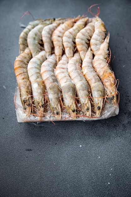 Camarão congelado cru gambas frutos do mar refeição de camarão lanche na mesa cópia espaço fundo de comida