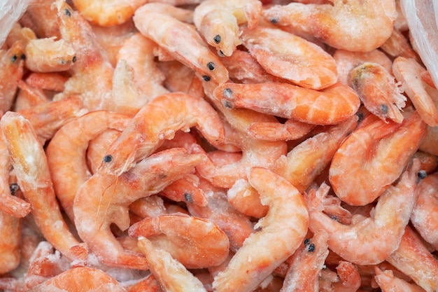 Camarão congelado na geladeira no mercado de peixes alimentação saudável e conceito de mercado de peixes