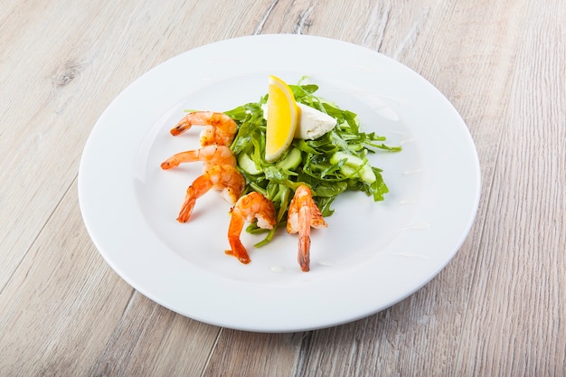 Foto camarão cozido com salada e requeijão