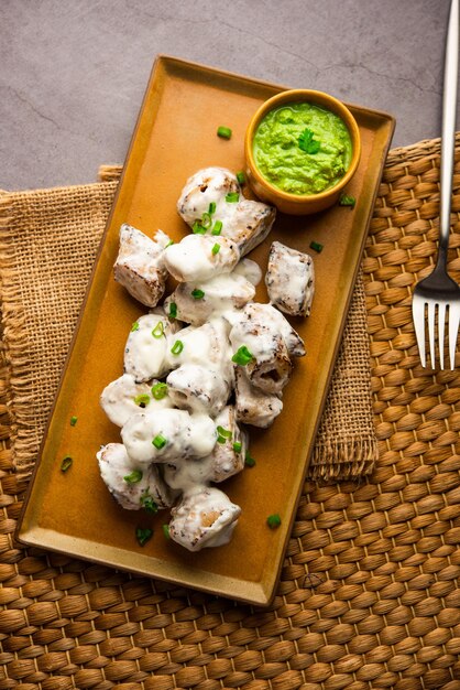 Camarão de soja malai vegetariano feito com chaap de soja com molho branco cremoso