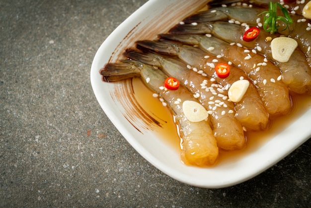 Camarão em conserva ao estilo coreano ou Camarão em conserva com molho de soja coreano - comida asiática