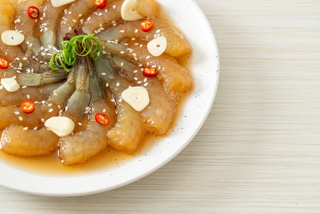 Camarão em conserva ao estilo coreano ou Camarão em conserva com molho de soja coreano - comida asiática