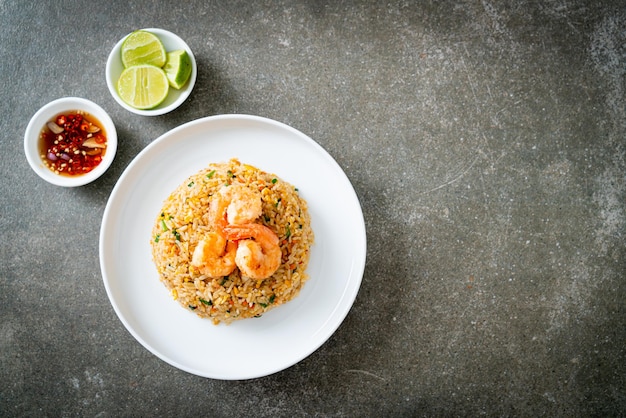 camarão frito caseiro arroz frito no prato em estilo tailandês - estilo de comida asiática