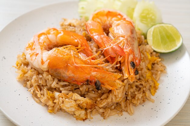 Foto camarão gigante em arroz frito com pasta de camarão