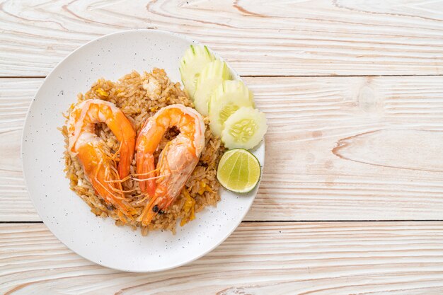 Camarão gigante em arroz frito com pasta de camarão