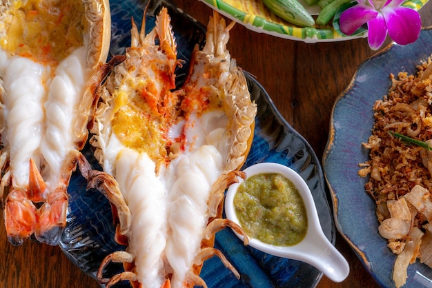 Foto camarão gigante grelhado em um restaurante de luxo tailandês frutos do mar na tailândia camarão gigante grelhado