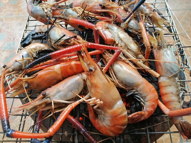 Foto camarão grelhado num fogão de carvão