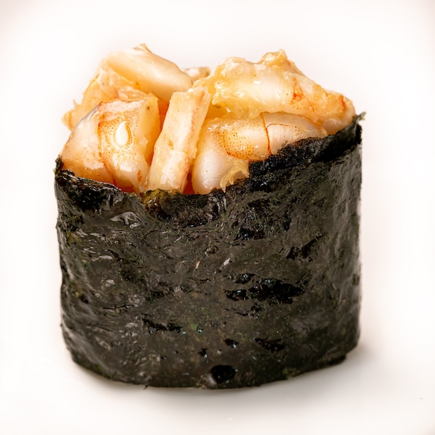 Camarão gunkan algas marinhas sushi maki em fundo branco. Petiscos gourmet de iguarias. Fechar-se
