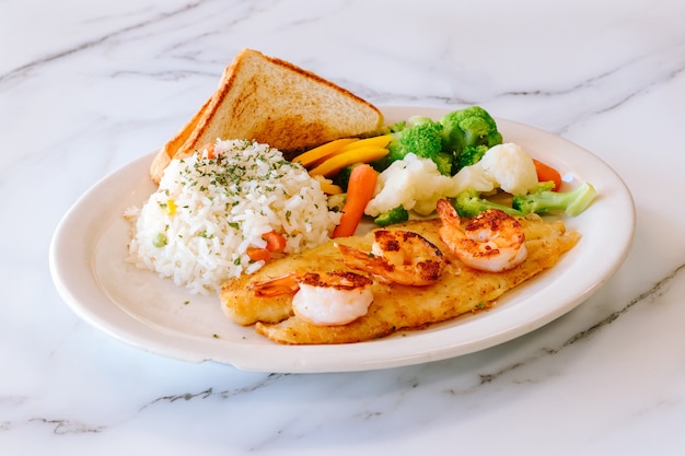 Camarão mexicano com frutos do mar e arroz com legumes no vapor