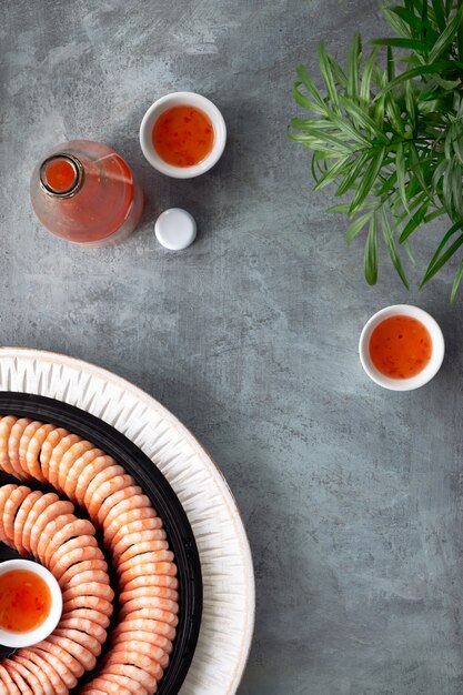 Camarão picante de limão e alho, servido em um prato com molho de pimenta doce