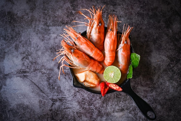 Camarão picante quente e azedo sopa de camarão caril limão galanga pimentão vermelho palha cogumelo na mesa comida Sopa de camarão na tigela de sopa de frutos do mar com ervas tailandesas e especiarias Comida tailandesa Tom Yum Kung