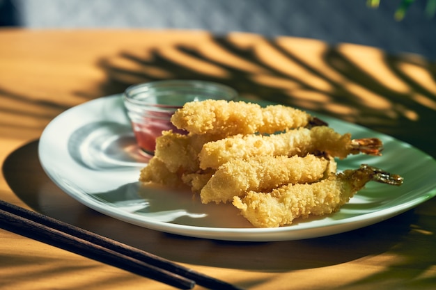 Camarão real frito em tempura com molho. cozinha chinesa.