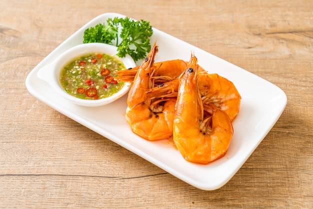 camarão salgado assado ou camarão com molho apimentado de frutos do mar