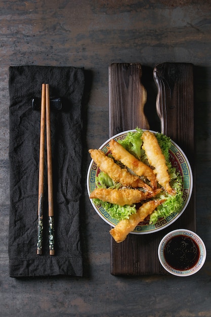 Foto camarão tempura frito com molho