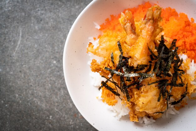 camarão tempura tigela de arroz com ovo de camarão e algas