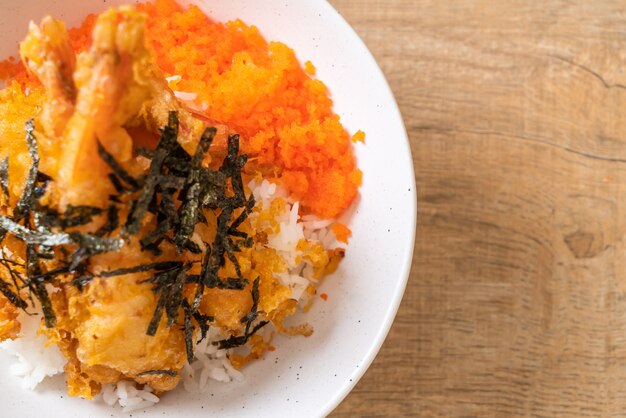 camarão tempura tigela de arroz com ovo de camarão e algas