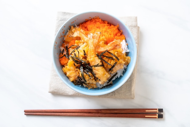 Camarão tempura tigela de arroz com ovo de camarão e algas