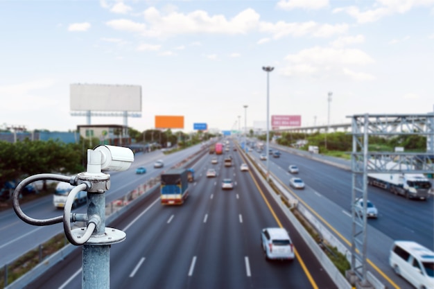 Foto cámaras de circuito cerrado de televisión en el paso elevado para grabar en la carretera las infracciones de seguridad y tráfico.