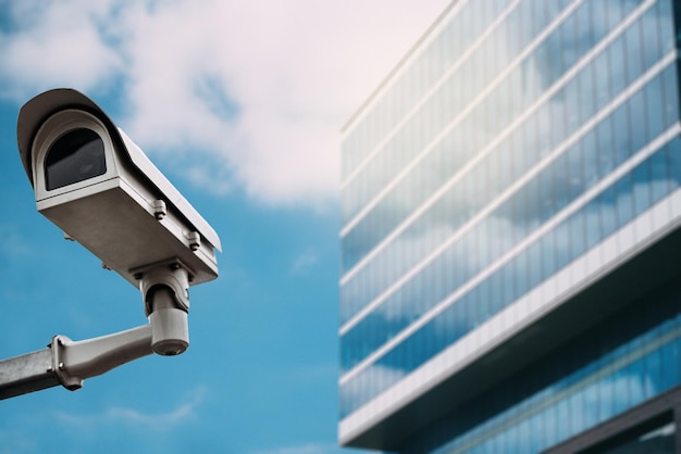 Cámaras de seguridad con un edificio de cristal en el fondo