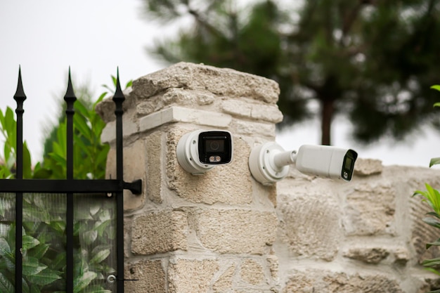 Cámaras de seguridad futuristas escaneando la calle en k