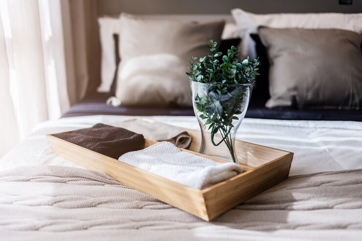 Camarera con almohadas blancas limpias y sábanas en el salón de belleza.