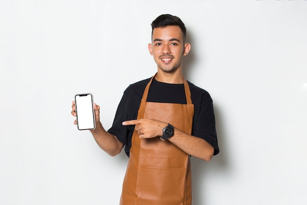 Camarera barista joven feliz mantenga teléfono móvil con pantalla vacía en blanco