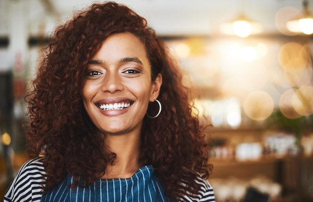 Camarera de cafetería y retrato de mujer en café para trabajo de servicio y sonrisa para inicio de bistró Restaurante de propietario de pequeña empresa y cara de trabajadora feliz en cafetería lista para servir