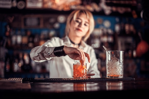 La camarera prepara un cóctel en la cervecería