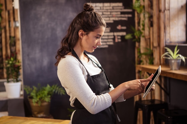 Foto camarera con tableta digital en cafetería