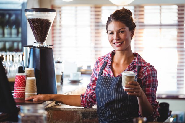 Camarera con una taza de café