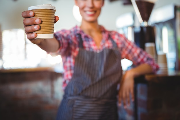 Camarera con una taza de café