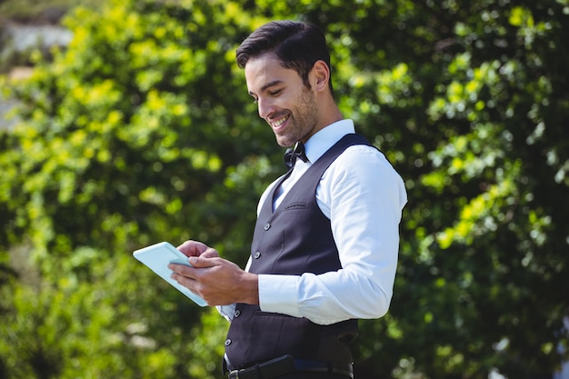 Camarero guapo con tablet PC