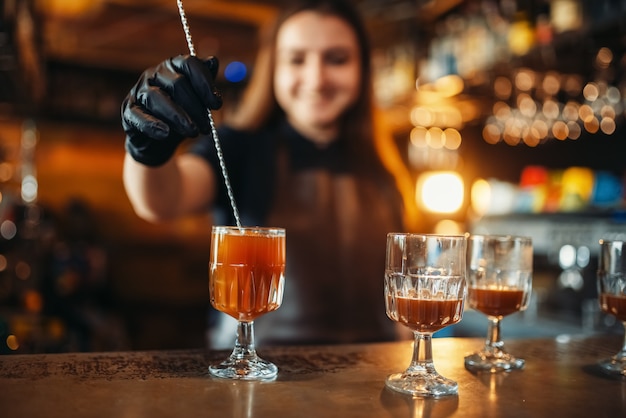 Camarero haciendo cócteles en la barra del bar