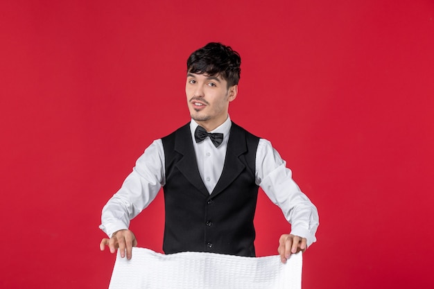 Foto camarero joven en uniforme