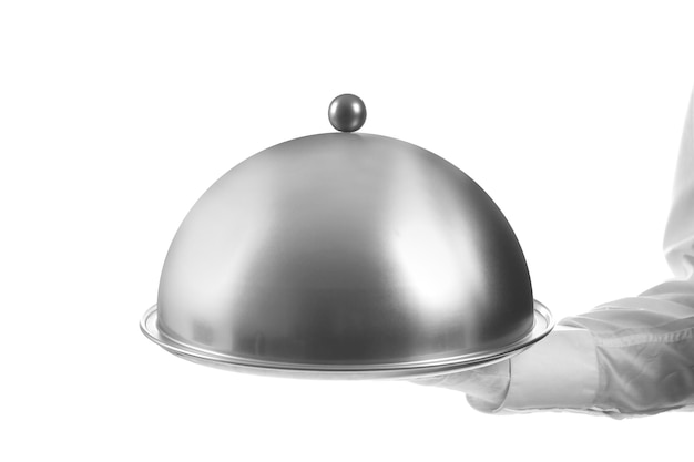 Camarero masculino sosteniendo cloche y bandeja sobre fondo blanco