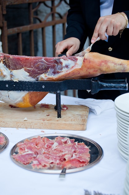 Camarero mientras se corta jamon