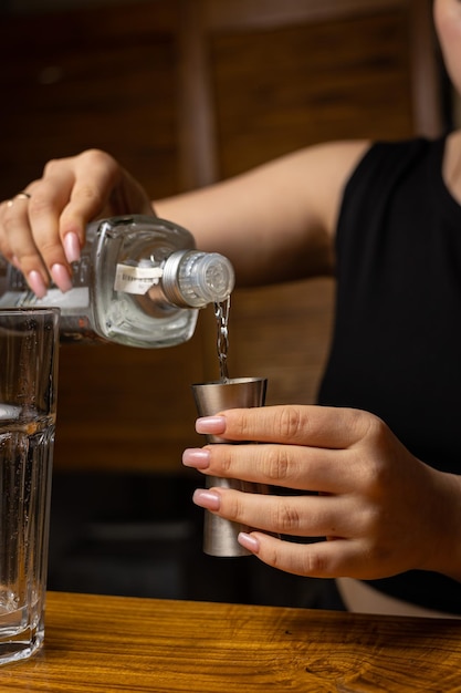 Un camarero prepara un cóctel en el bar del restaurante.