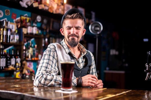 El camarero prepara un cóctel en la cervecería