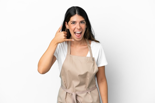 Camarero de restaurante sobre fondo blanco aislado haciendo gesto de teléfono. Llámame señal