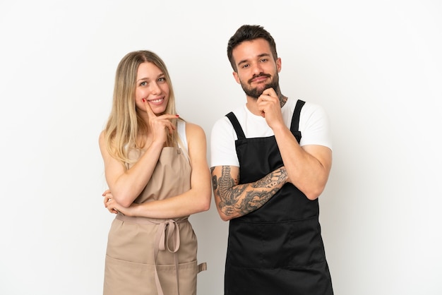 Camarero de restaurante sobre fondo blanco aislado sonriendo con una expresión dulce