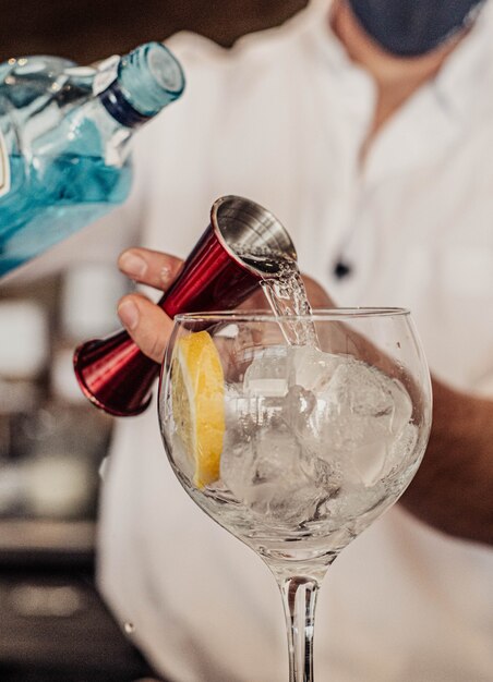 Foto camarero sirviendo un gin tonic