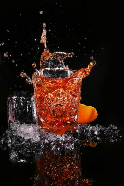 Camarero soltar cubitos de hielo en bebida cóctel