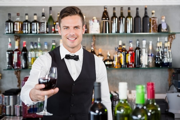 Camarero sosteniendo una copa de vino