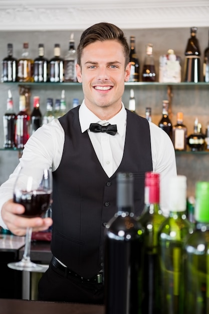 Camarero sosteniendo una copa de vino